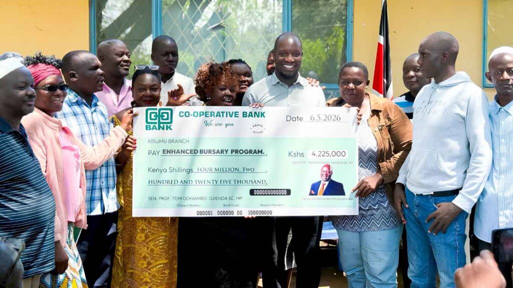 100 Kisumu Students Get Sh4.25 Million School Fees Relief from Senator Ojienda 100 Kisumu Students Get Sh4.25 Million School Fees Relief from Senator Ojienda